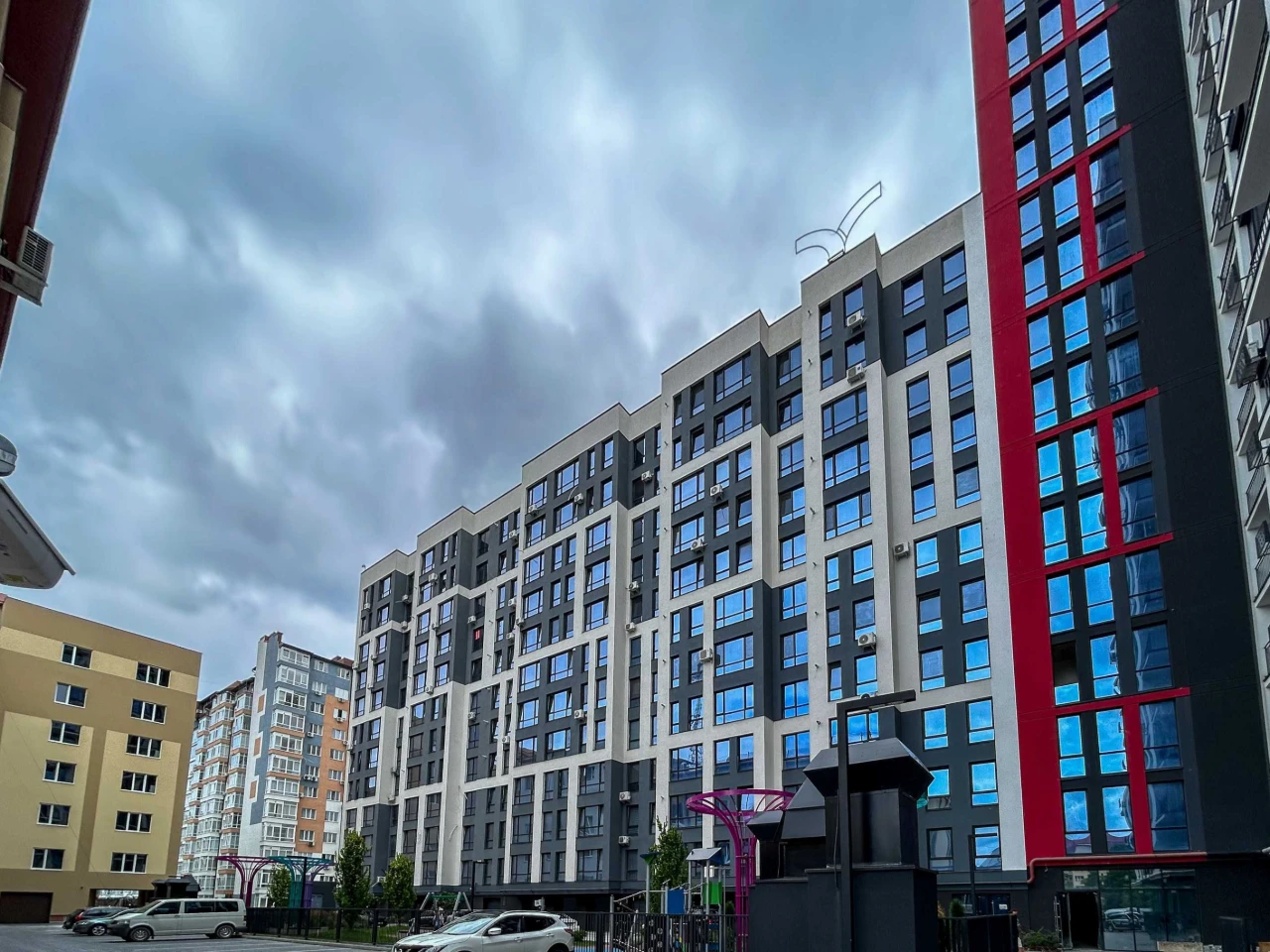 ЗДАНА 3 К Топова квартира в центрі міста з видом на ратушу!
