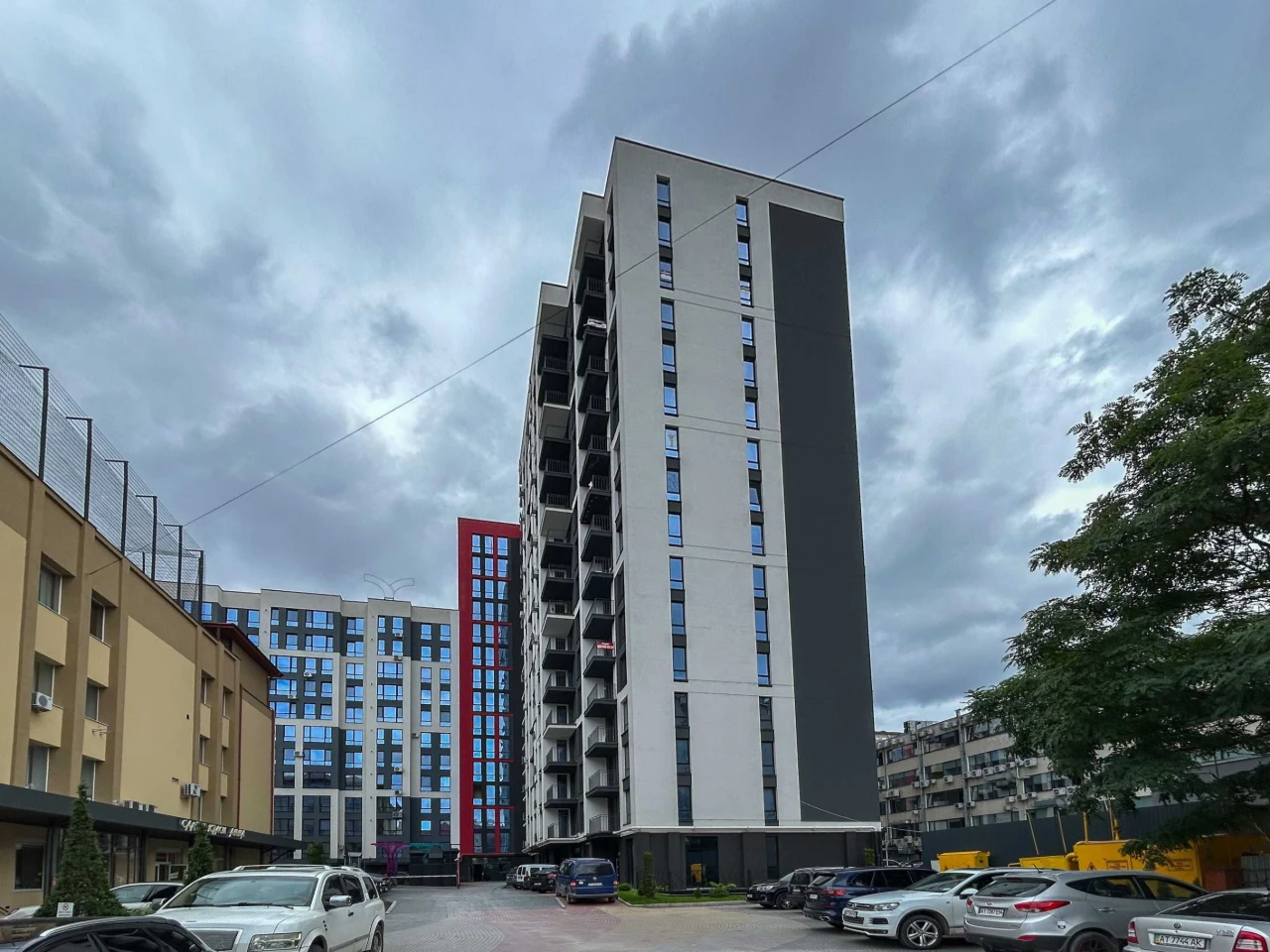 ЗДАНА 3 К Топова квартира в центрі міста з видом на ратушу!