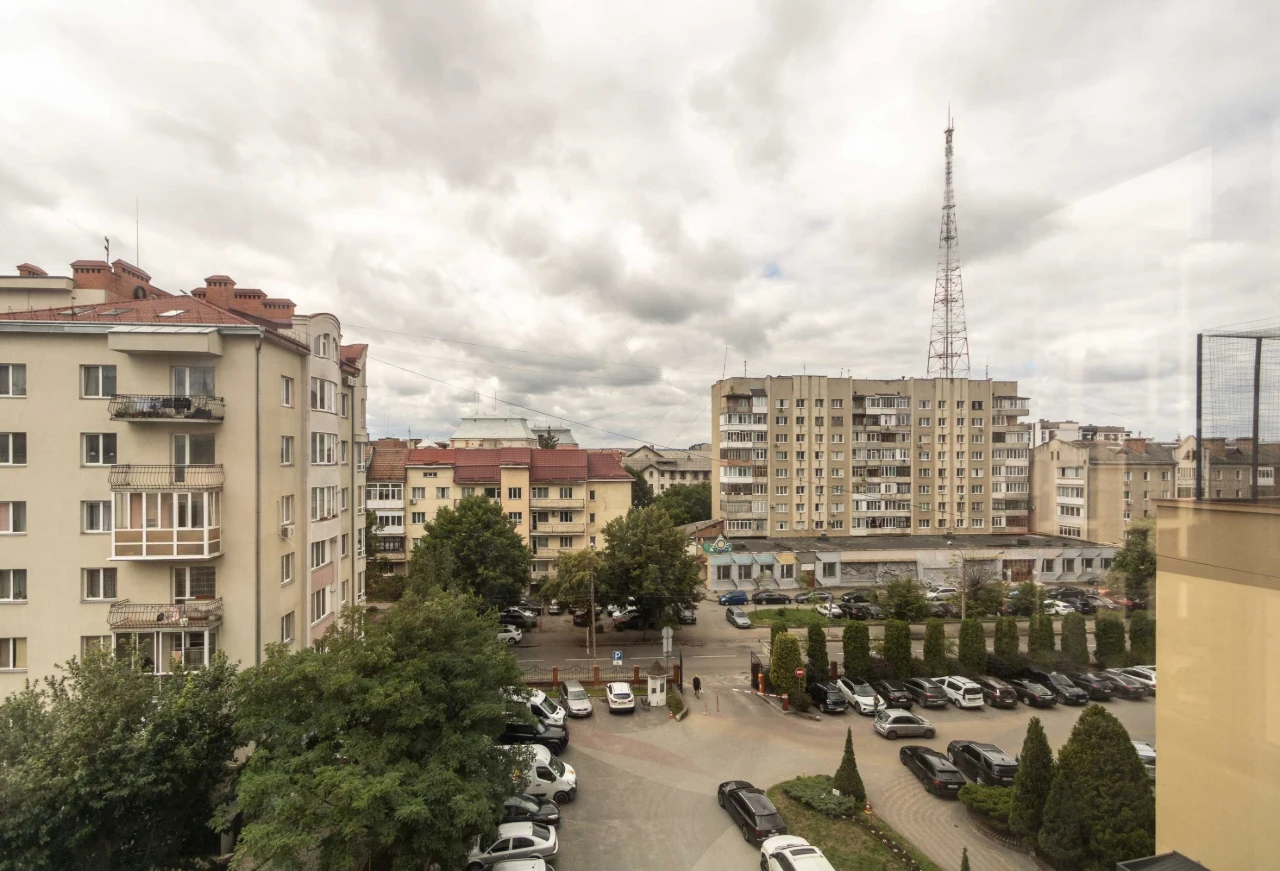 ЗДАНА 3 К Топова квартира в центрі міста з видом на ратушу!