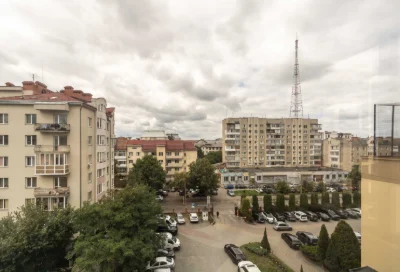 ЗДАНА 3 К Топова квартира в центрі міста з видом на ратушу!
