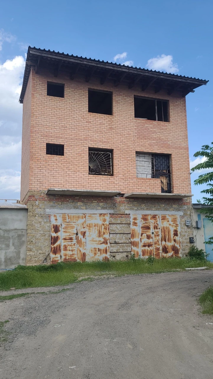 Продається триповерховий гараж. Район намив