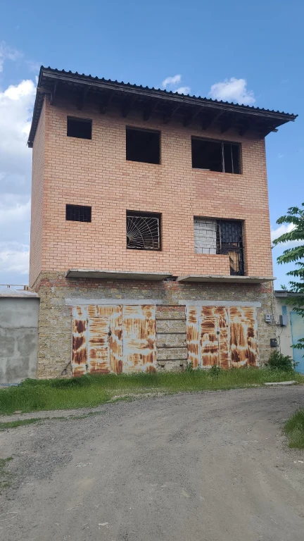 Продається триповерховий гараж. Район намив