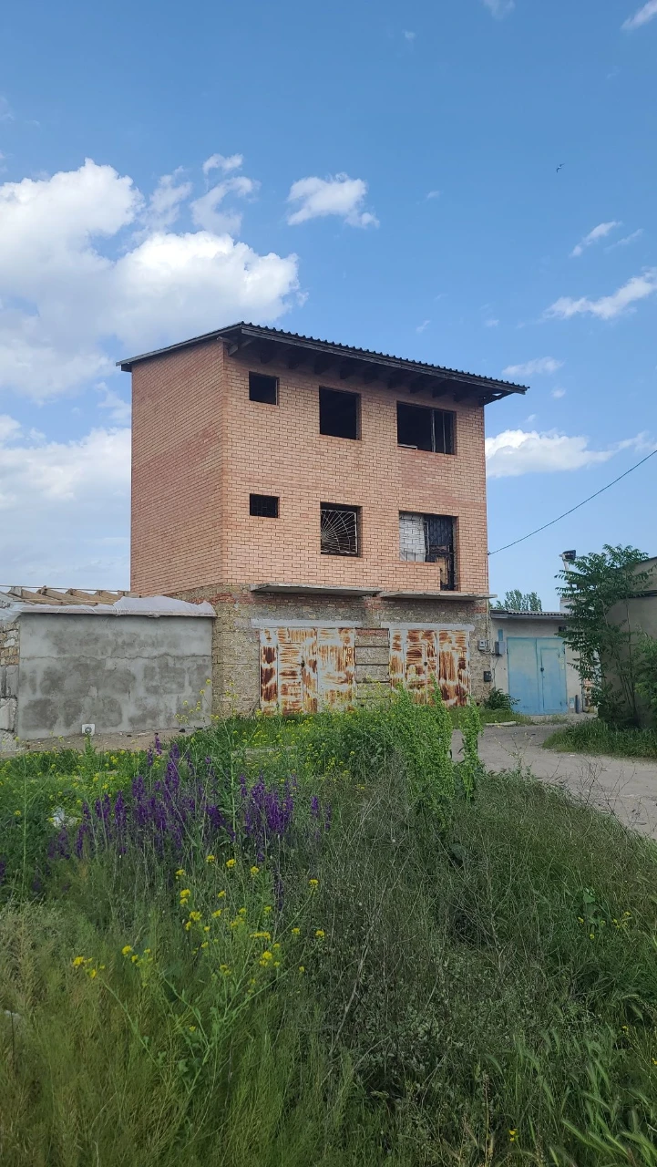 Продається триповерховий гараж. Район намив