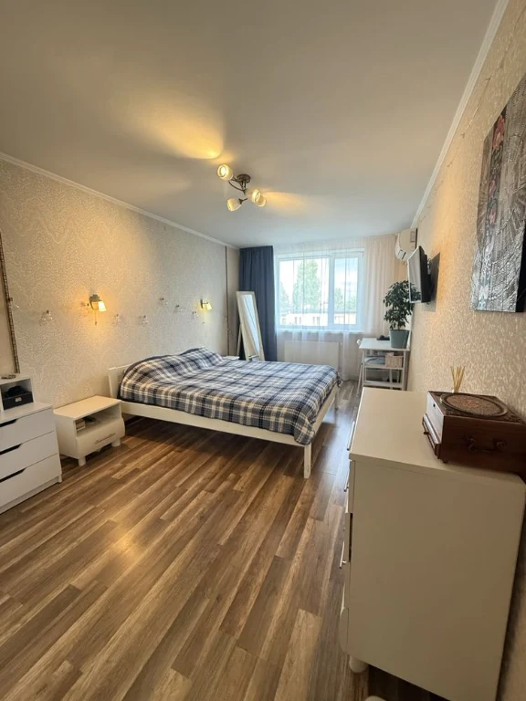 Продам простору 3к.кв , 90 м.кв з газовим опаленням , готова