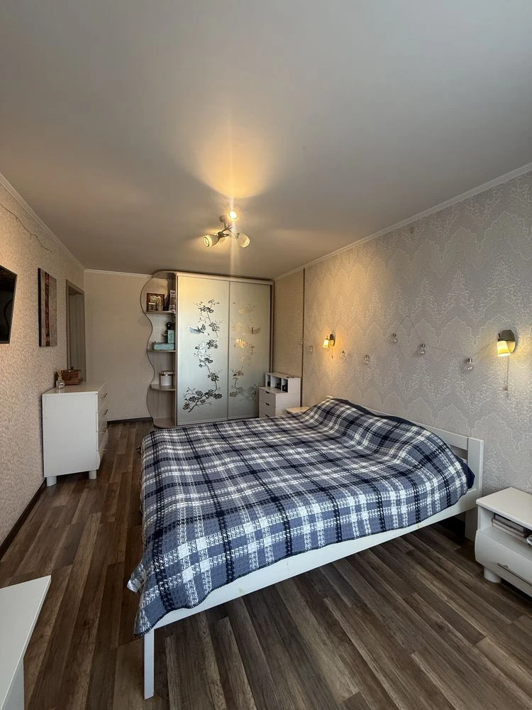 Продам простору 3к.кв , 90 м.кв з газовим опаленням , готова