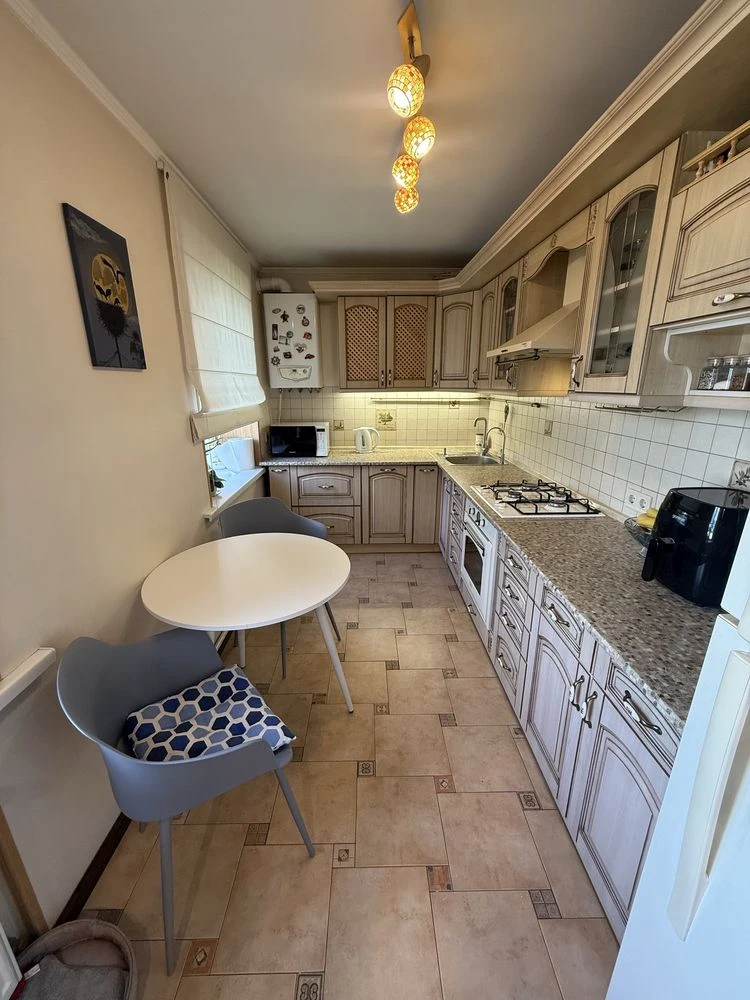 Продам простору 3к.кв , 90 м.кв з газовим опаленням , готова