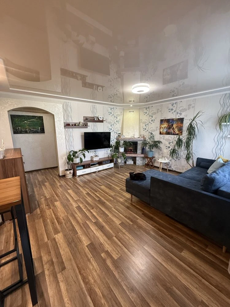 Продам простору 3к.кв , 90 м.кв з газовим опаленням , готова
