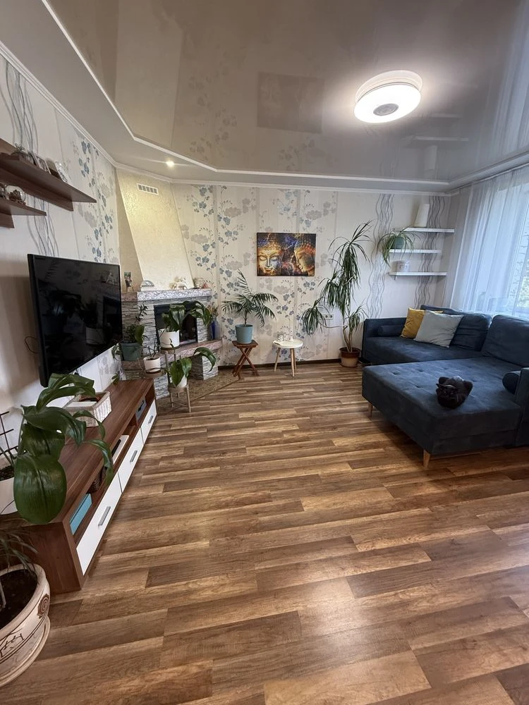 Продам простору 3к.кв , 90 м.кв з газовим опаленням , готова