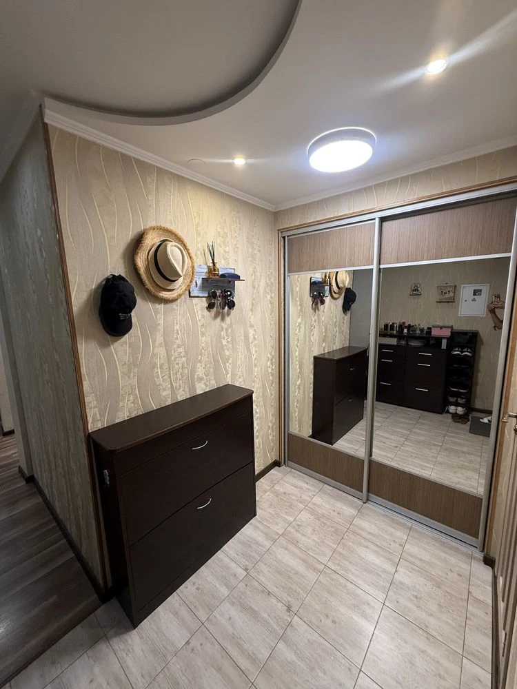 Продам простору 3к.кв , 90 м.кв з газовим опаленням , готова