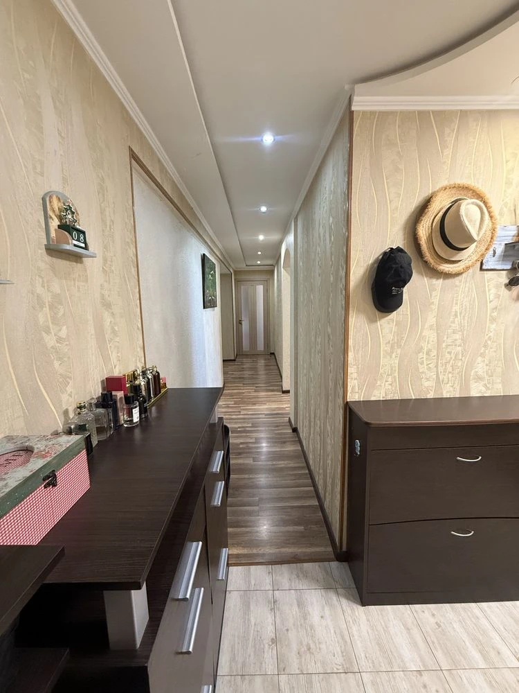 Продам простору 3к.кв , 90 м.кв з газовим опаленням , готова
