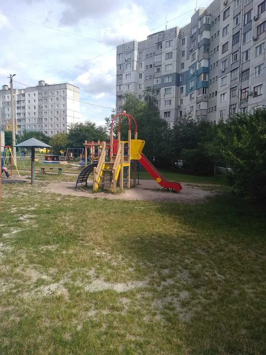 продаж 3к кв на Жадова