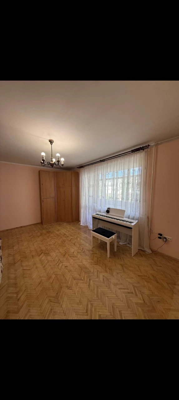 Продам 2 кімнатну квартиру на Відродження