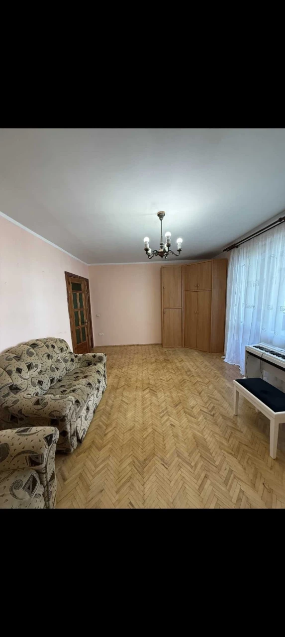 Продам 2 кімнатну квартиру на Відродження