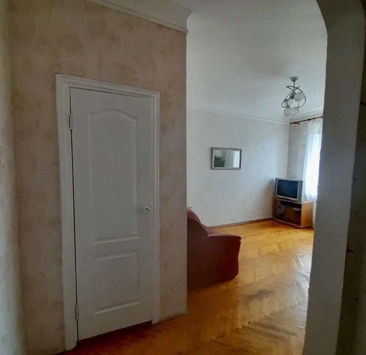 Продаж 2 кімнатної сталінки пр. Центральний зуп. Водопровідн
