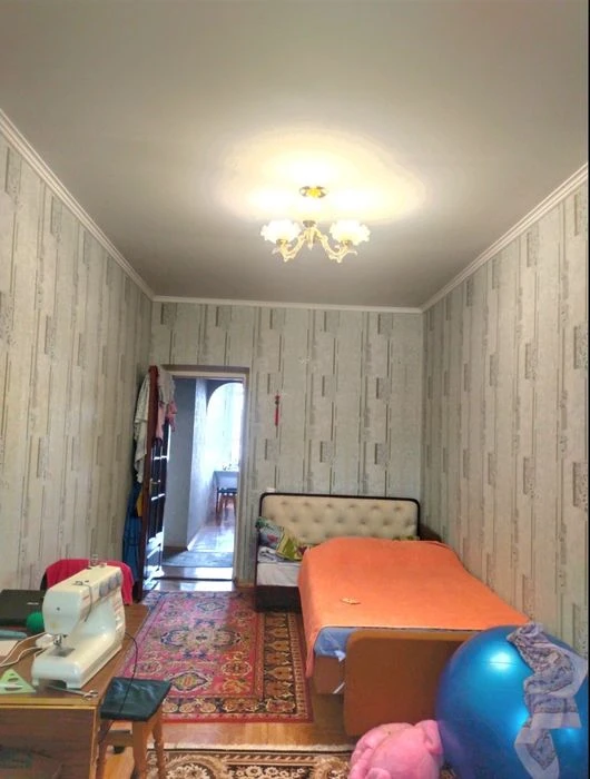 Продам 2-х комнатную "Сталинку" в Центре