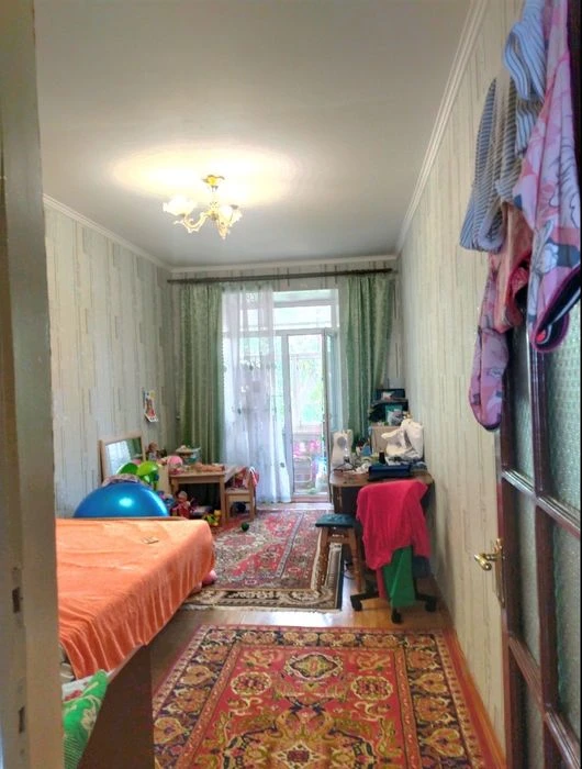 Продам 2-х комнатную "Сталинку" в Центре