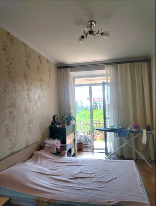 Продам 2-х комнатную "Сталинку" в Центре