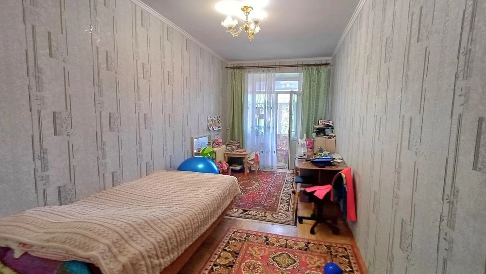 Продам 2-х комнатную "Сталинку" в Центре