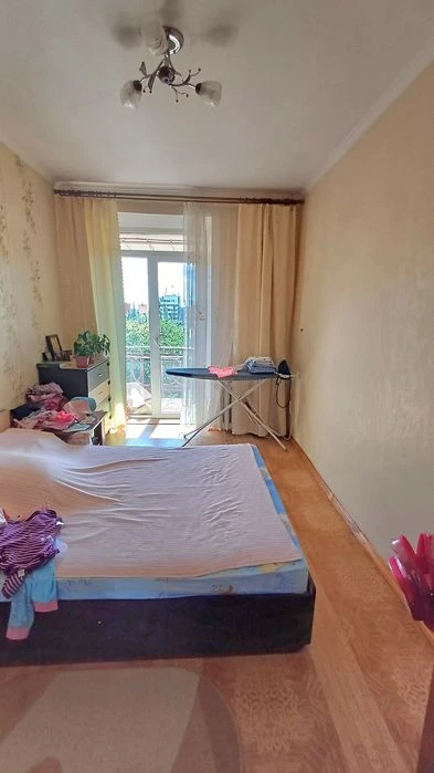 Продам 2-х комнатную "Сталинку" в Центре