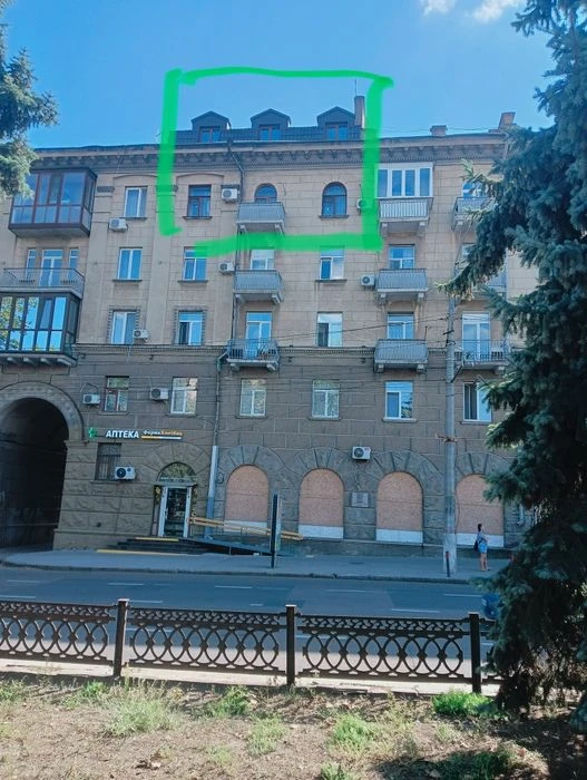 Продаю в центре 2-х ком кв-ру с мансардой 5/5