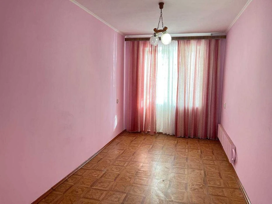 Продам 3-х к/к в гарному районі, зупинка «Магелан»