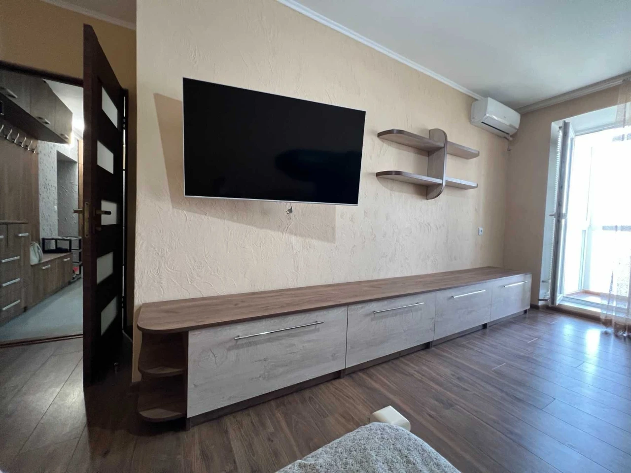 Продається 2-кімнатна квартира, євроремонт, меблі, техніка,