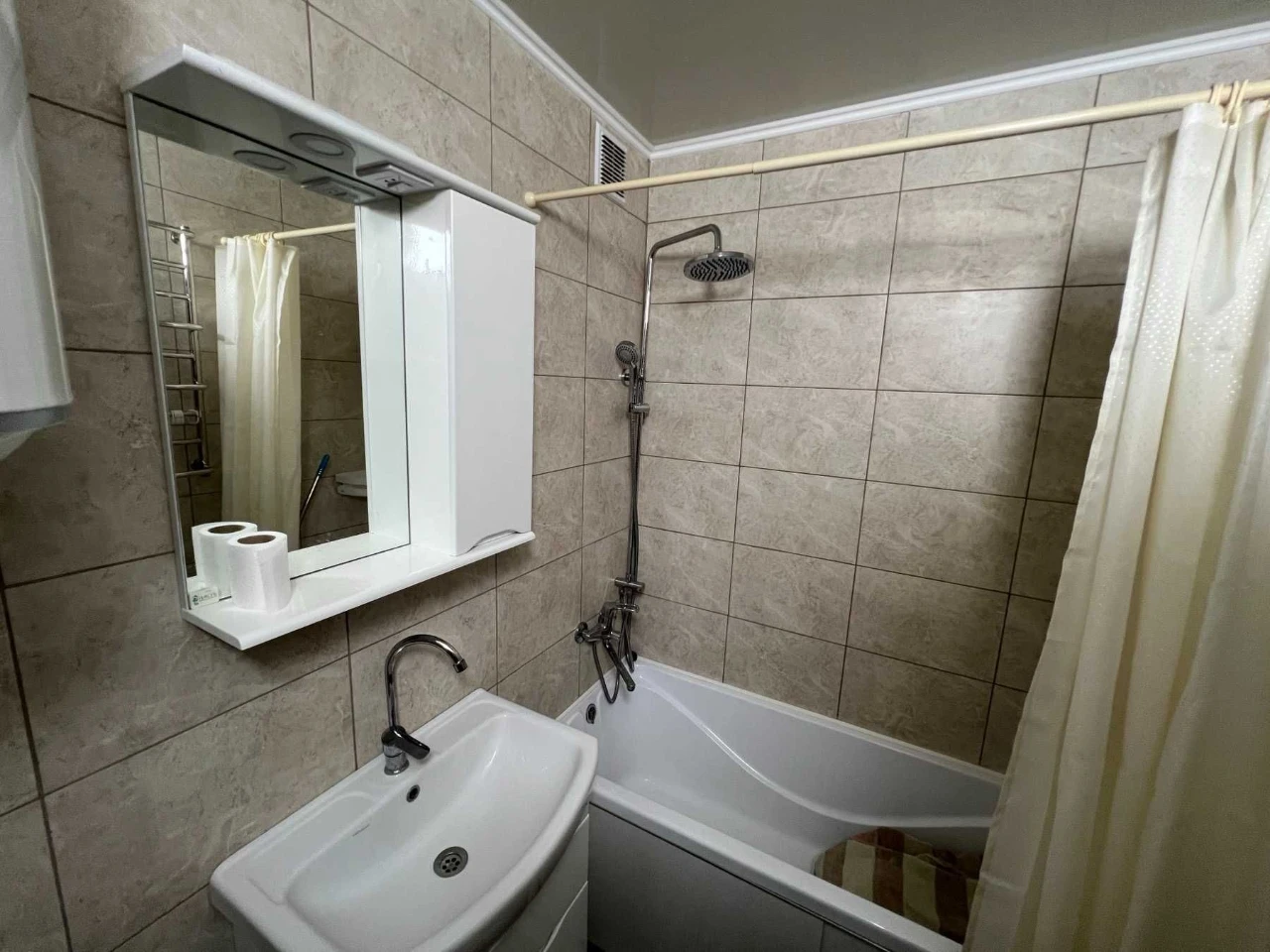 Продається 2-кімнатна квартира, євроремонт, меблі, техніка,