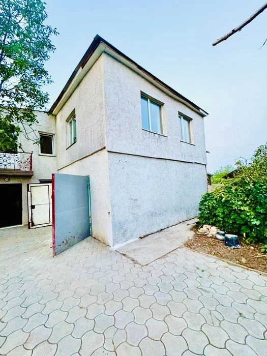 Продажа 2х этажной квартиры со своим двором и гаражом в Б. К