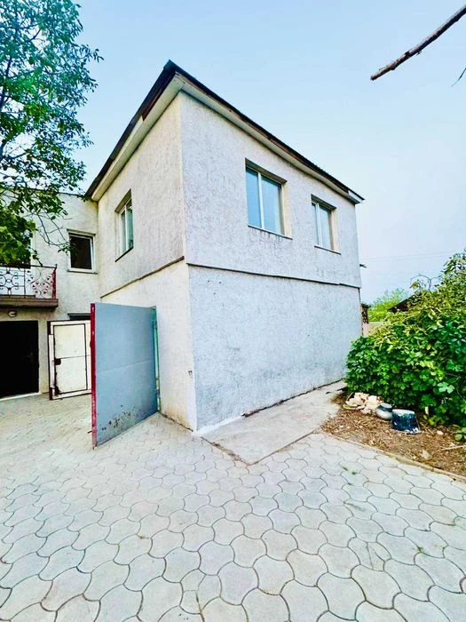 Продажа 2х этажной квартиры со своим двором и гаражом в Б. К
