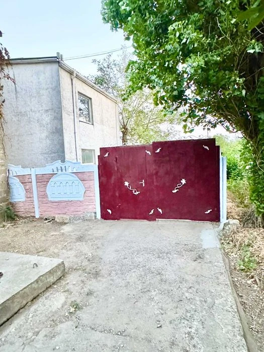 Продажа 2х этажной квартиры со своим двором и гаражом в Б. К