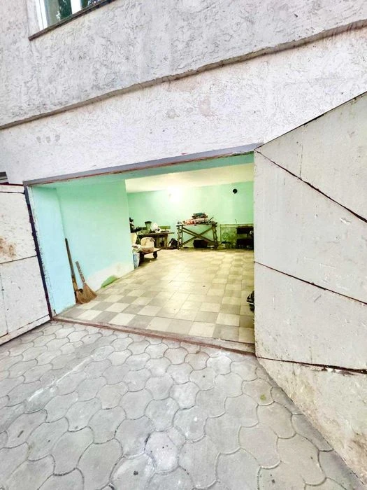 Продажа 2х этажной квартиры со своим двором и гаражом в Б. К