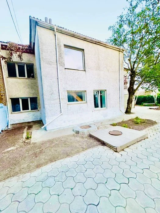Продажа 2х этажной квартиры со своим двором и гаражом в Б. К