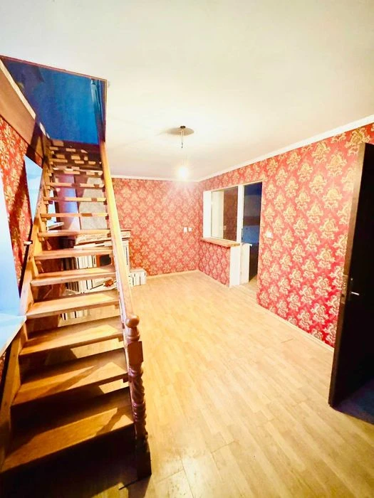 Продажа 2х этажной квартиры со своим двором и гаражом в Б. К