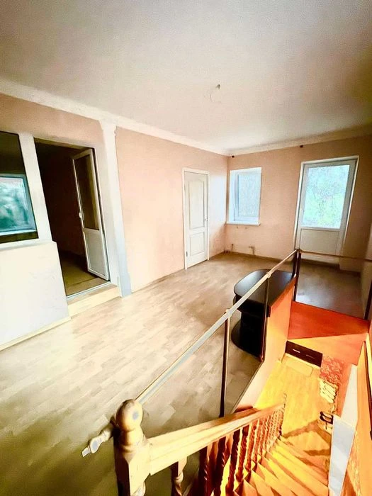 Продажа 2х этажной квартиры со своим двором и гаражом в Б. К