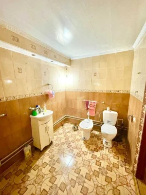 Продажа 2х этажной квартиры со своим двором и гаражом в Б. К