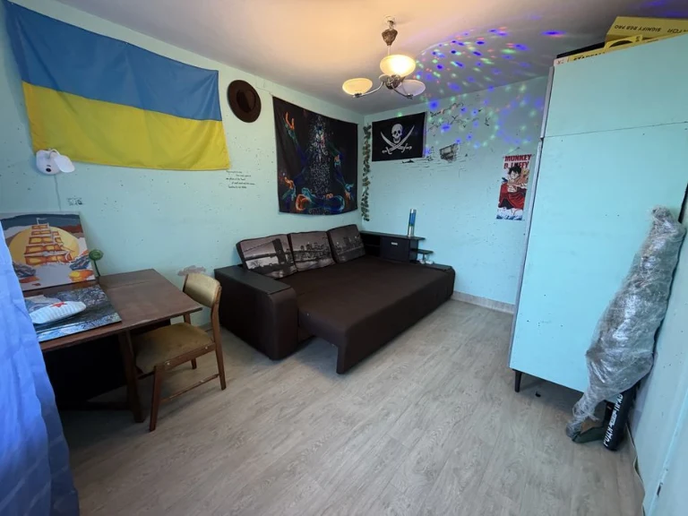 Продається 3 кк у житловому стані,Новозоводська