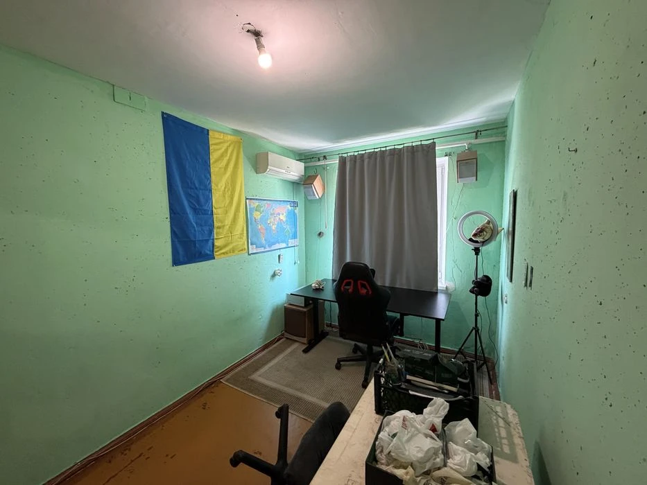 Продається 3 кк у житловому стані,Новозоводська