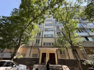 Продається 3 кк у житловому стані,Новозоводська