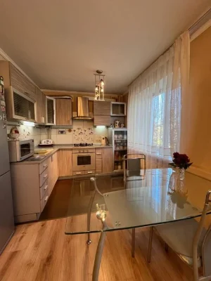 Продаю хорошую 2 комнатную квартиру+ большая Кухня  (Заводск