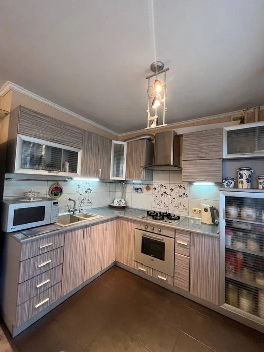 Продаю хорошую 2 комнатную квартиру+ большая Кухня  (Заводск