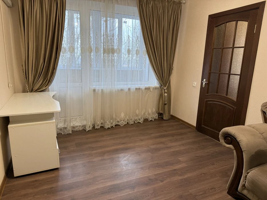 3 кімнатна квартира з ремонтом, технікою та меблями. Невисок