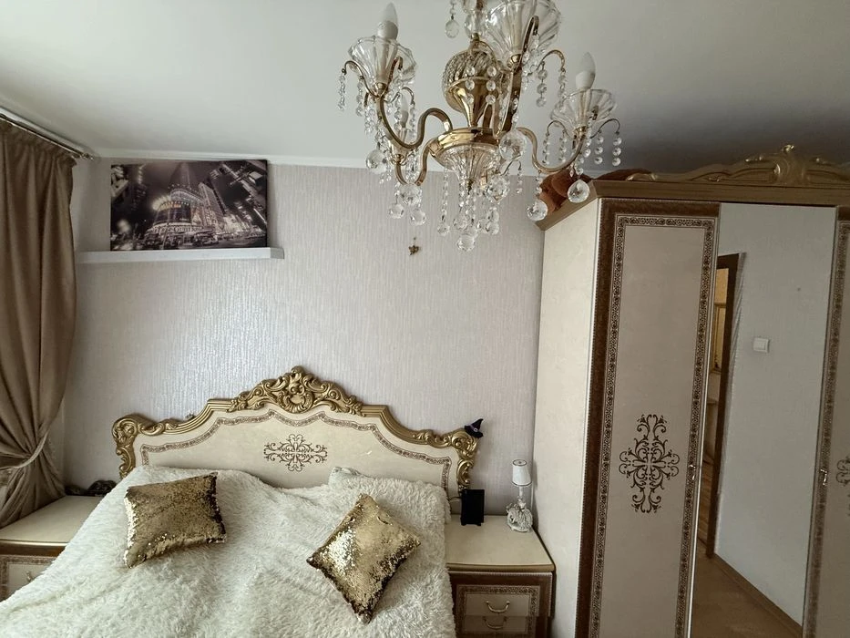 3 кімнатна квартира з ремонтом, технікою та меблями. Невисок