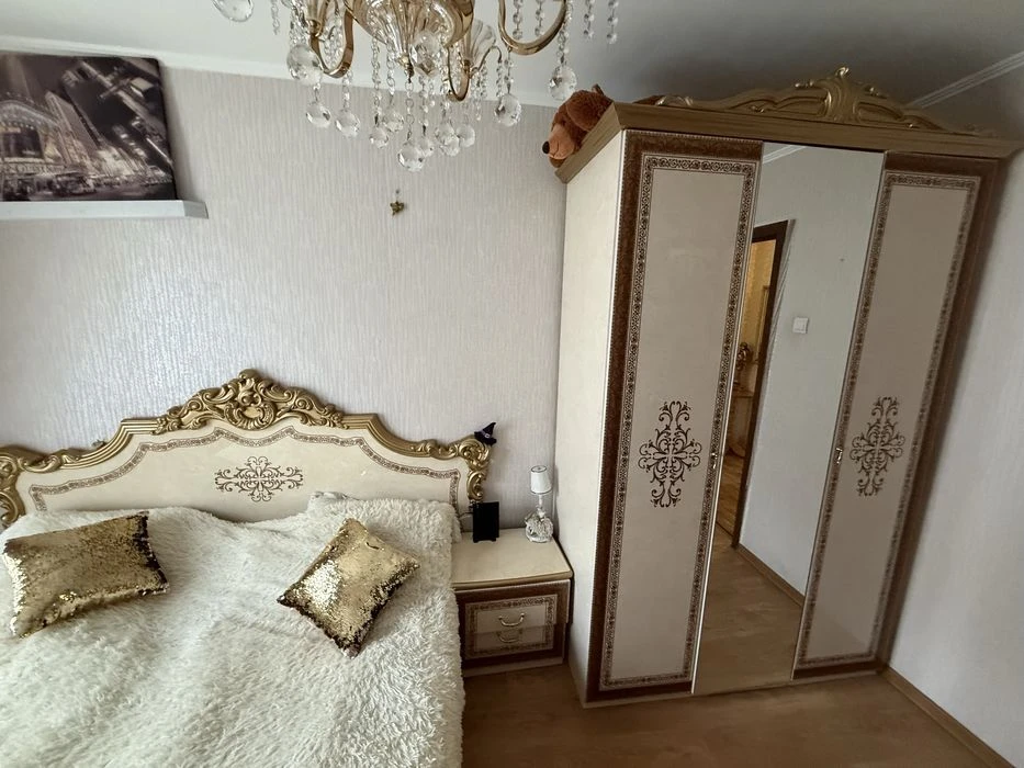 3 кімнатна квартира з ремонтом, технікою та меблями. Невисок
