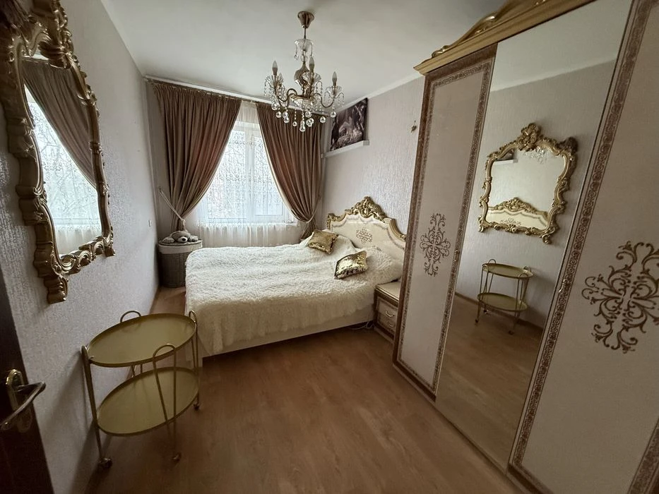 3 кімнатна квартира з ремонтом, технікою та меблями. Невисок