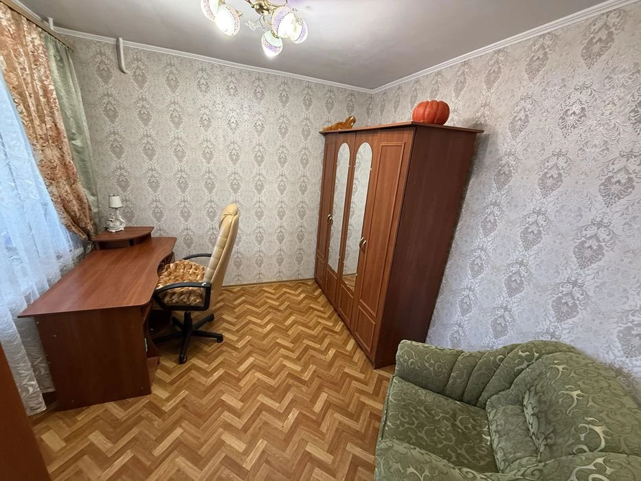 3 кімнатна квартира з ремонтом, технікою та меблями. Невисок
