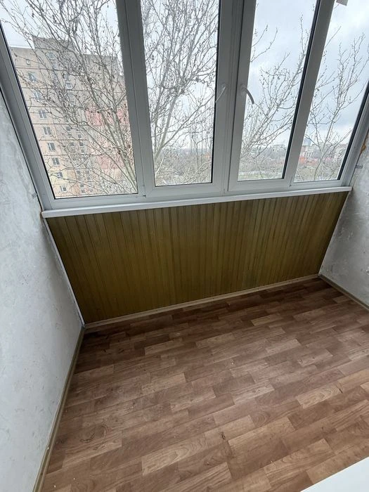3 кімнатна квартира з ремонтом, технікою та меблями. Невисок