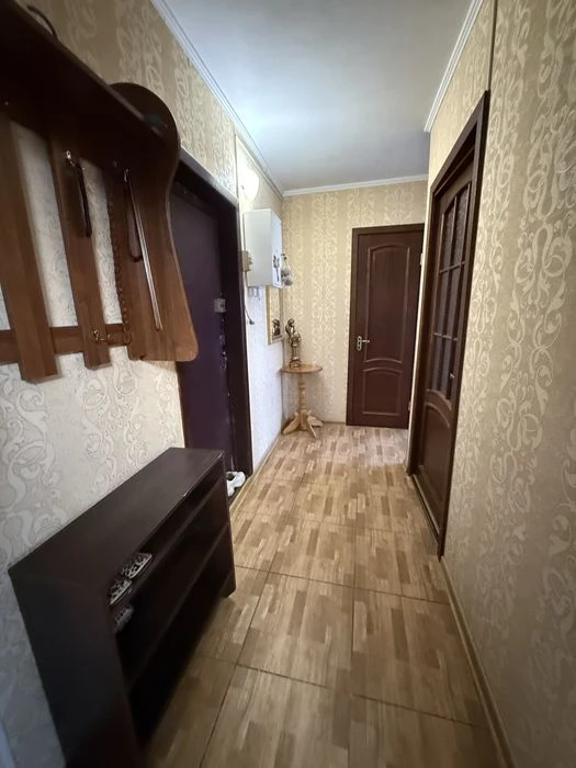 3 кімнатна квартира з ремонтом, технікою та меблями. Невисок