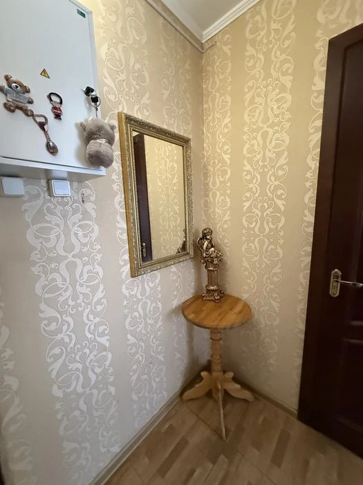 3 кімнатна квартира з ремонтом, технікою та меблями. Невисок