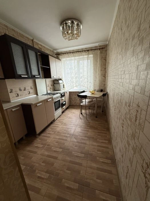 3 кімнатна квартира з ремонтом, технікою та меблями. Невисок