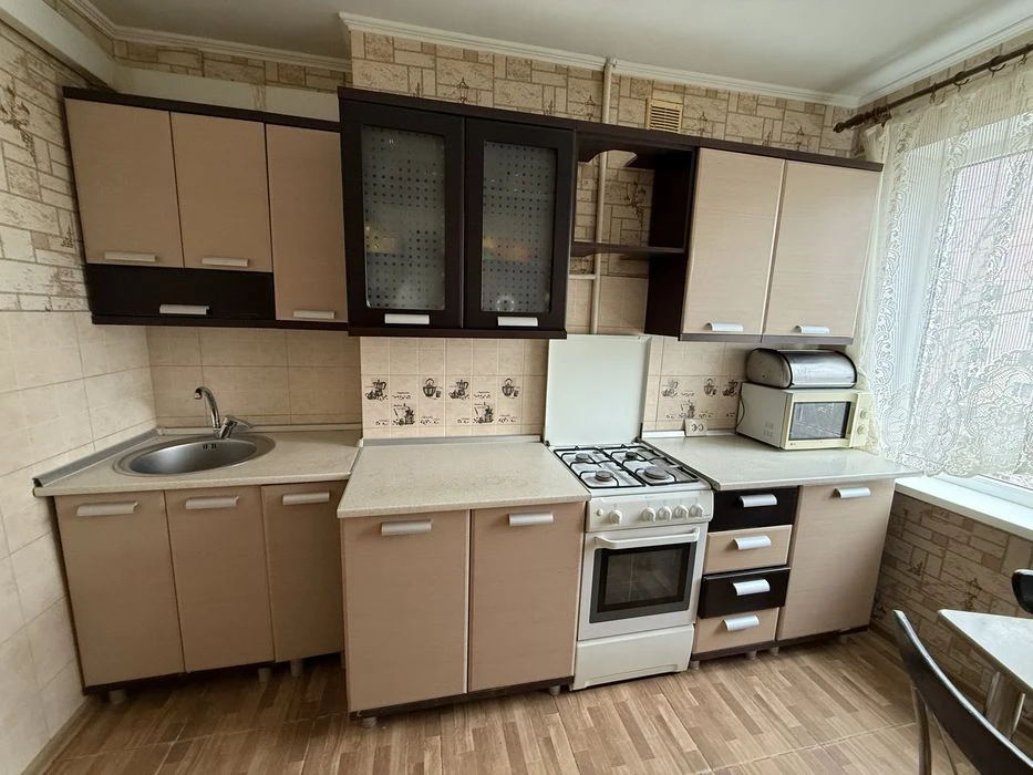 3 кімнатна квартира з ремонтом, технікою та меблями. Невисок